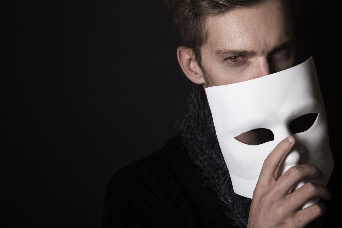 Мужчина в маске