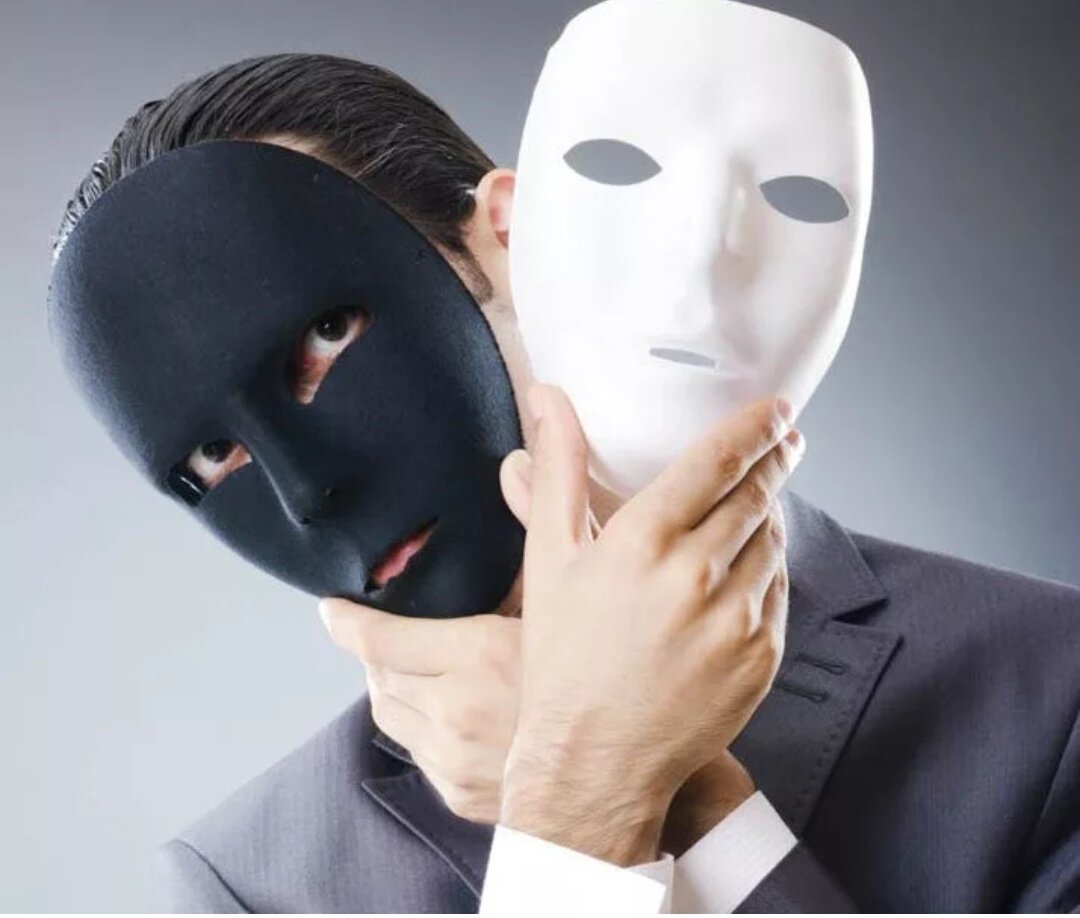 Человек в черной маске