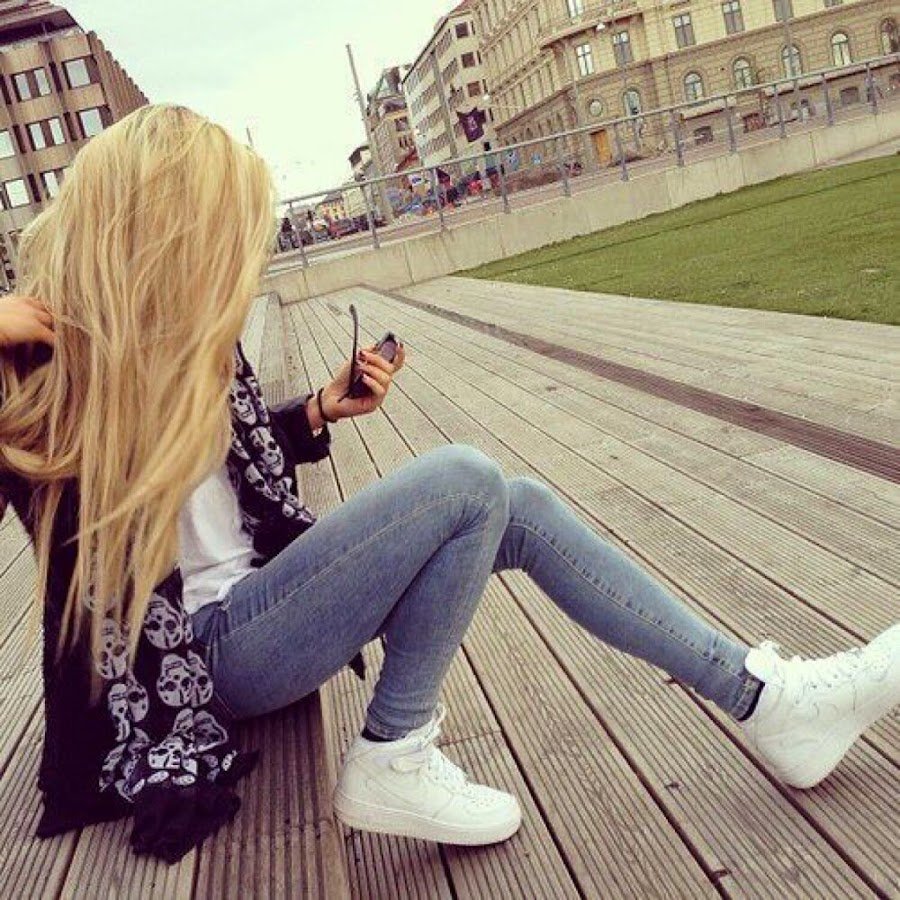 Светловолосая девушка без лица