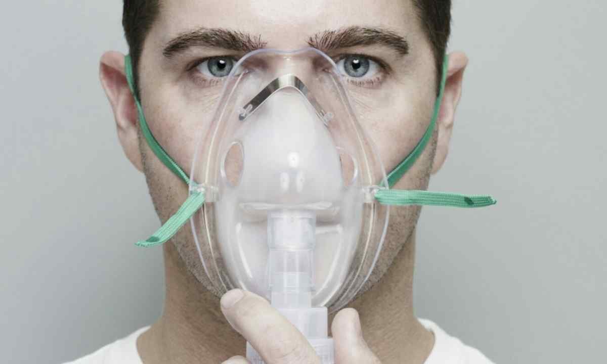 Человек в маске для дыхания