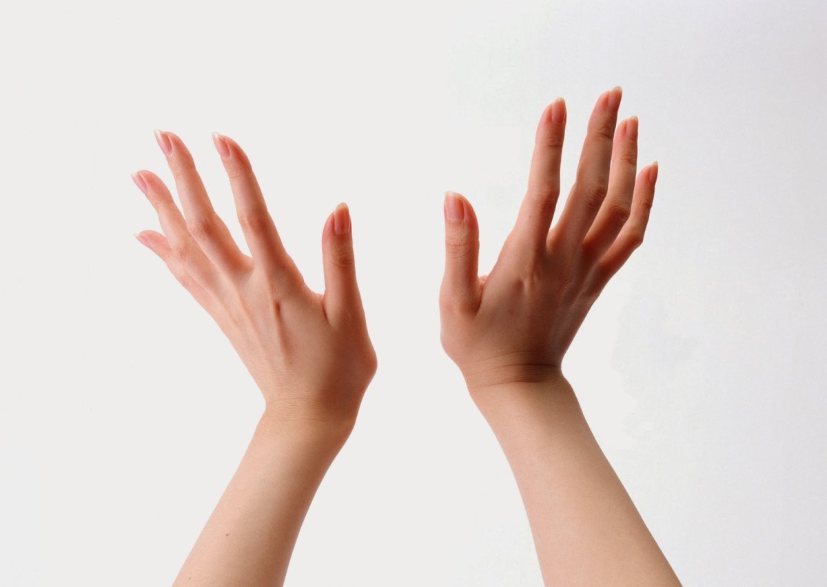 Рука тянется