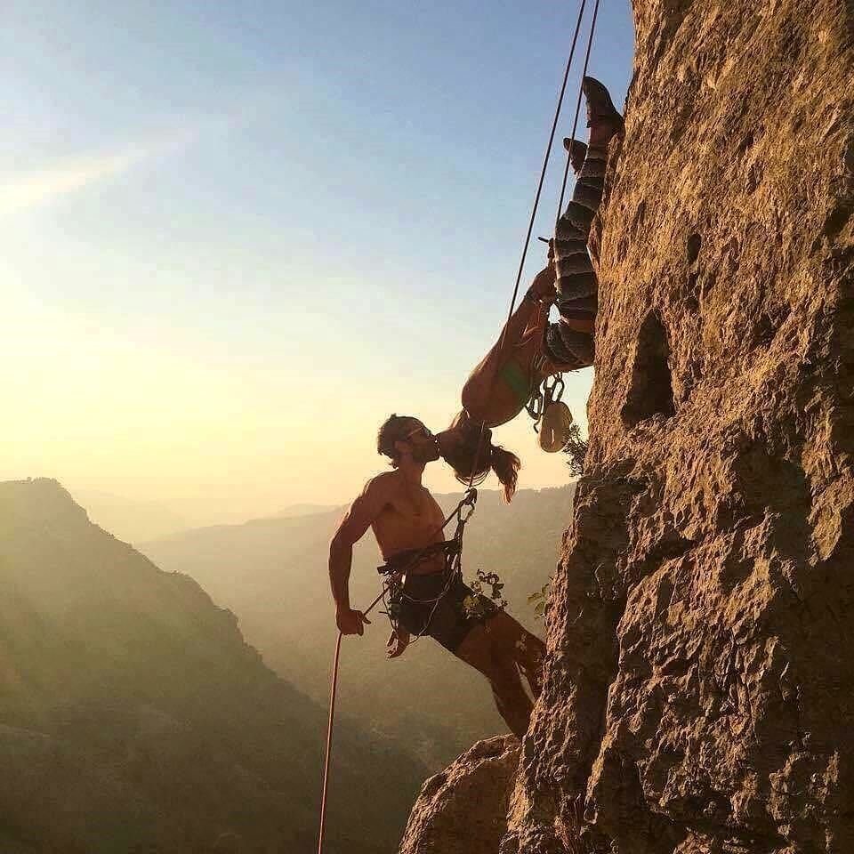 Гора и скалолаз