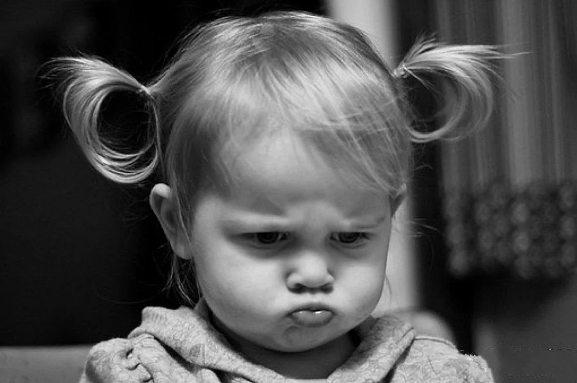 Ребенок обнимает кота