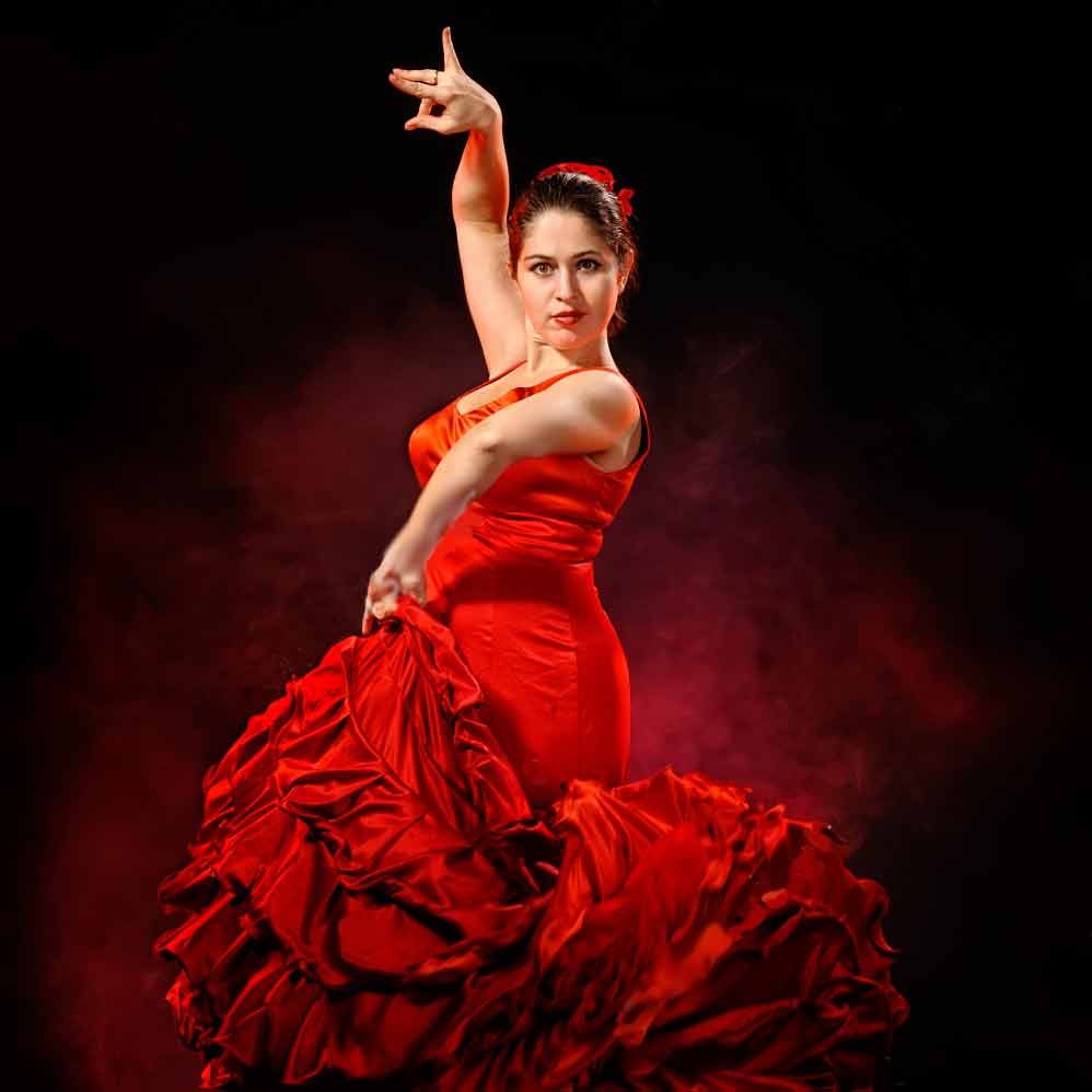 Итальянка в Красном платье танцует