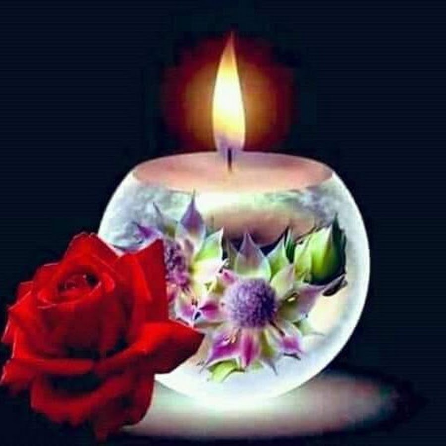 Свеча памяти и цветы