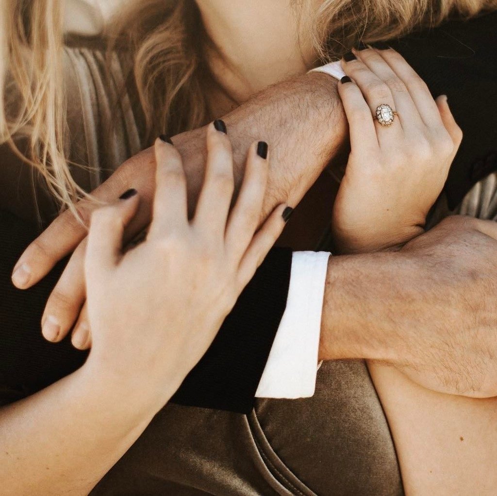 Мужчина и женщина обнимаются