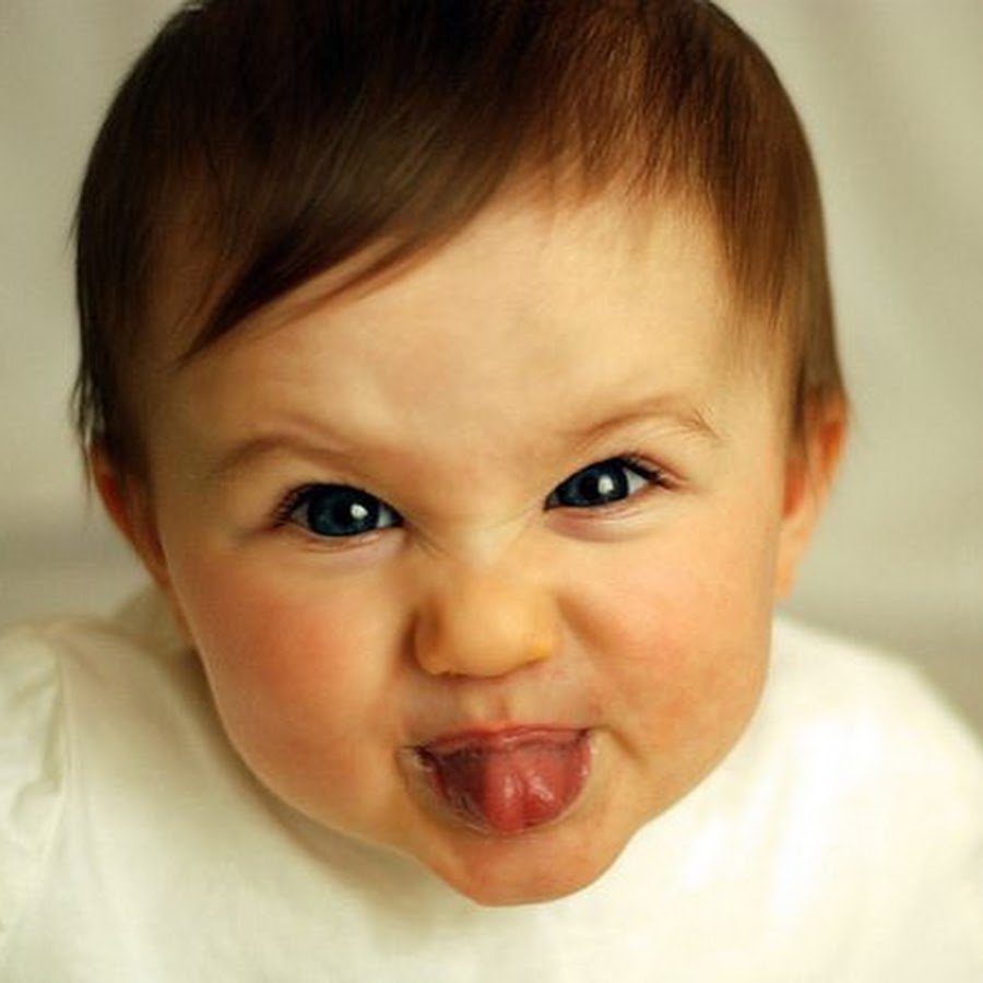 Ребенок показывает язык