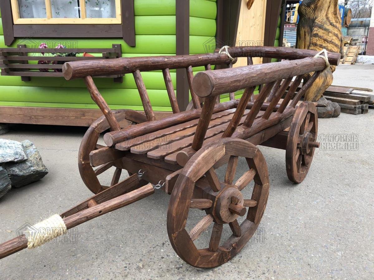 Девушка в тележке с супермаркета