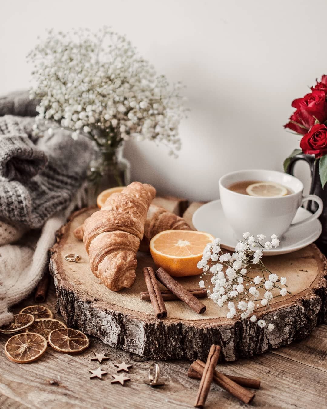 Цветы на камине