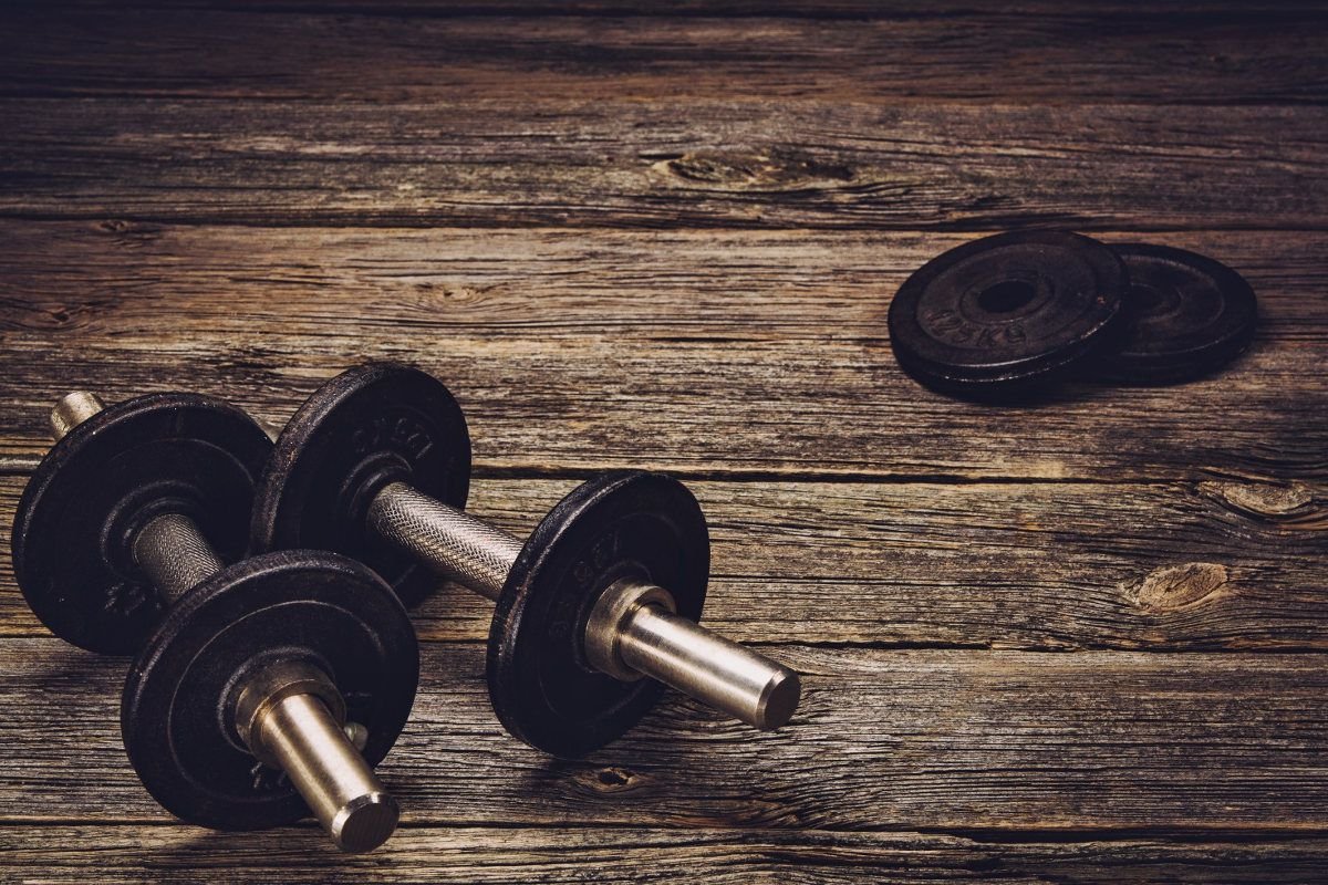 Гантеля на полу