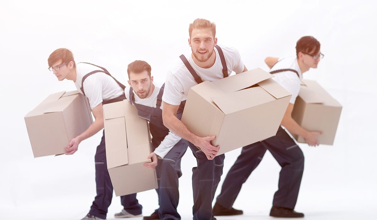 Доставщик у двери