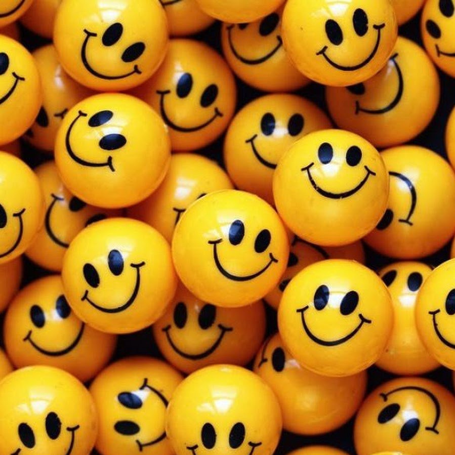 Смайлик на сером фоне