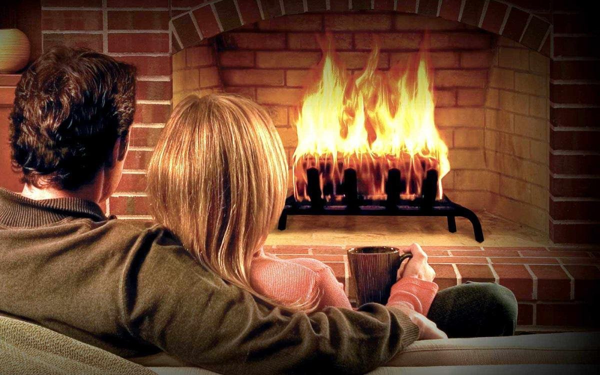 Влюбленные у камина