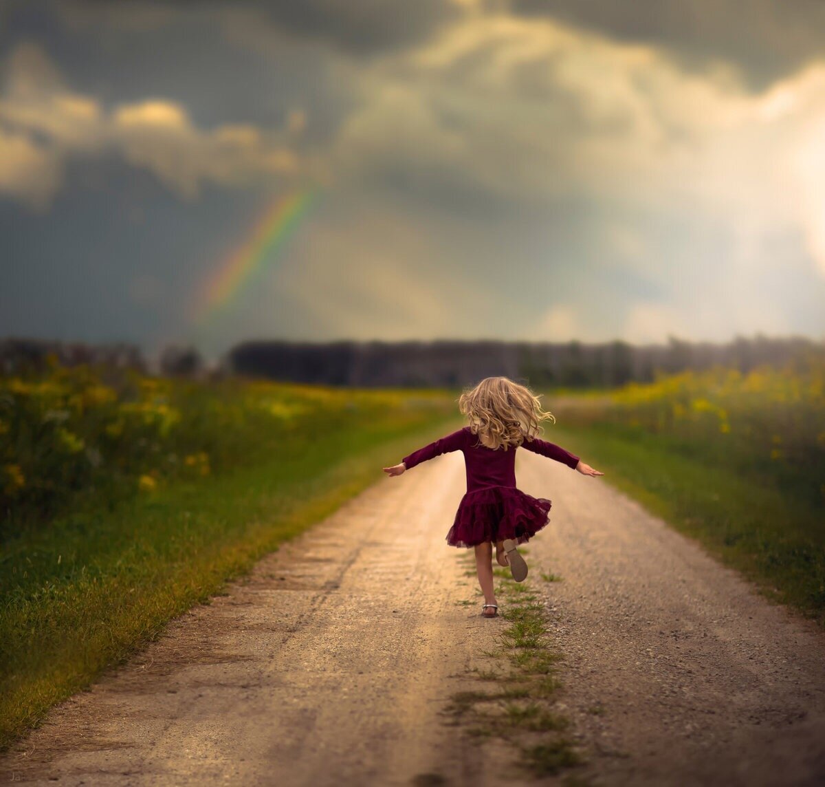 Девочка идет по дороге