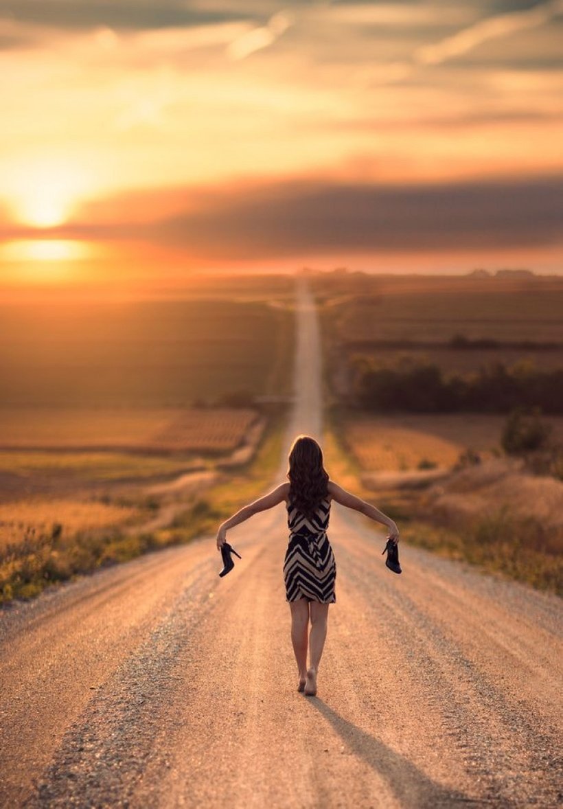 Уходящая женщина