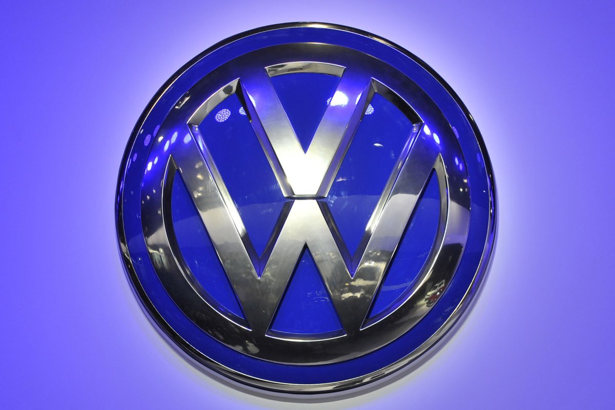 Фольксваген на черном фоне