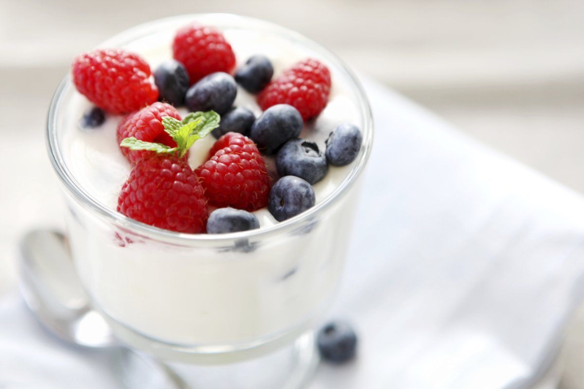 Йогуртовый с ягодой