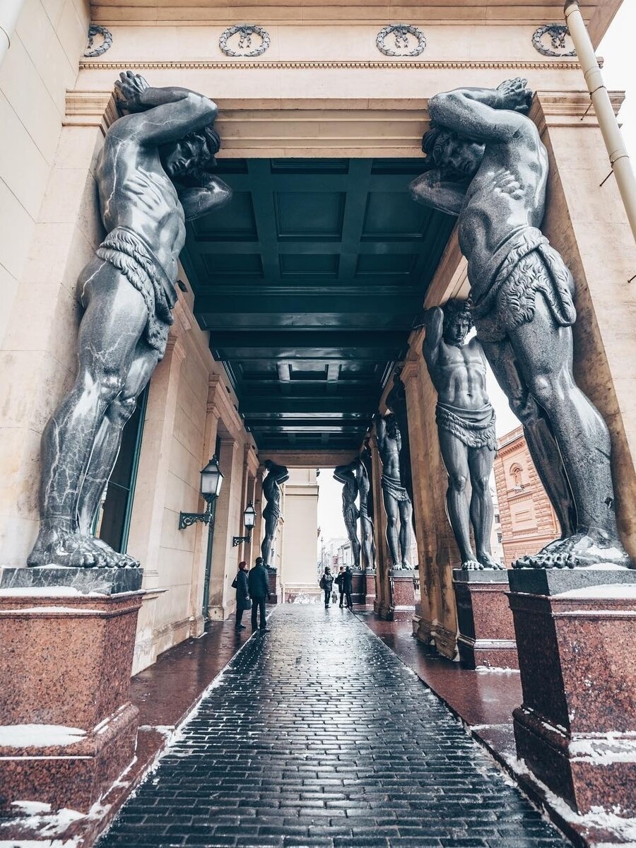 Атланты новый Эрмитаж в Санкт-Петербурге