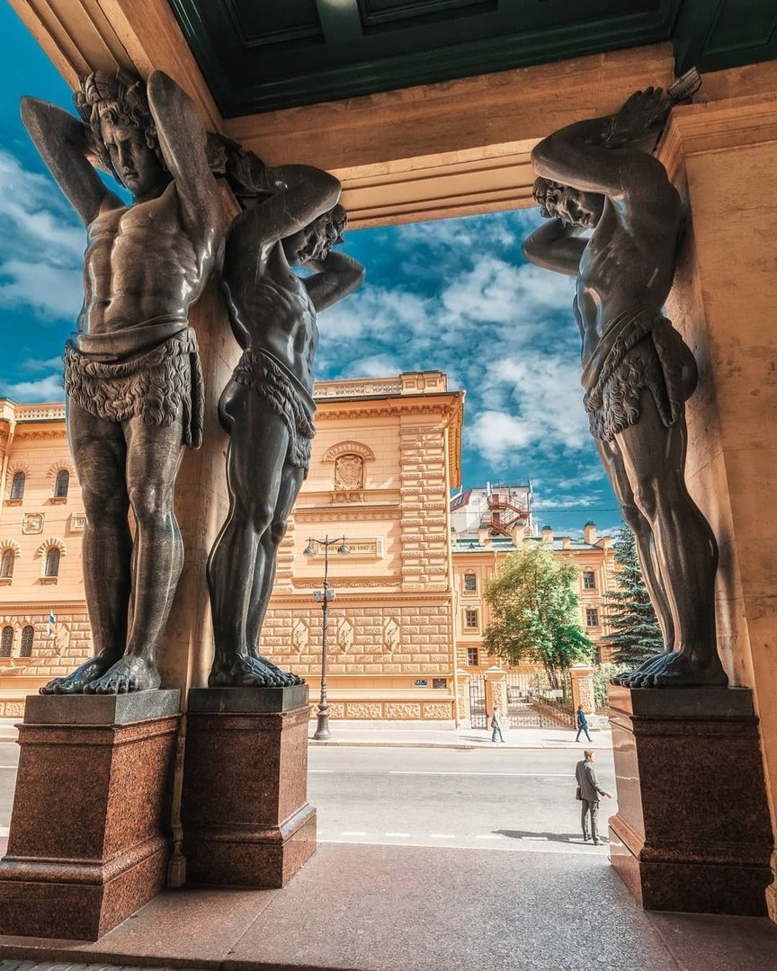 Атланты Эрмитажа в Санкт-Петербурге