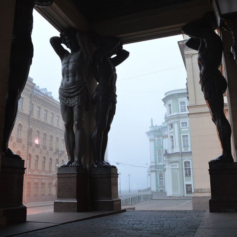 Атланты новый Эрмитаж в Санкт-Петербурге