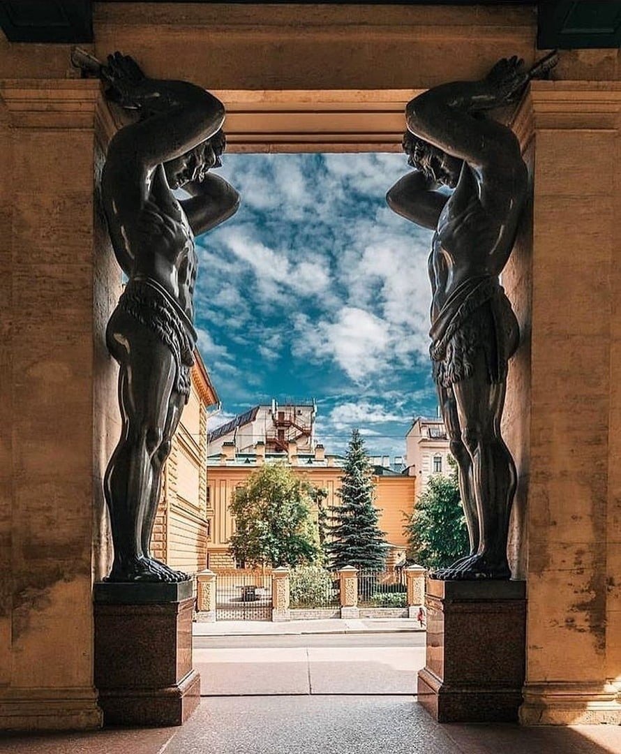 Атланты Эрмитажа в Санкт-Петербурге
