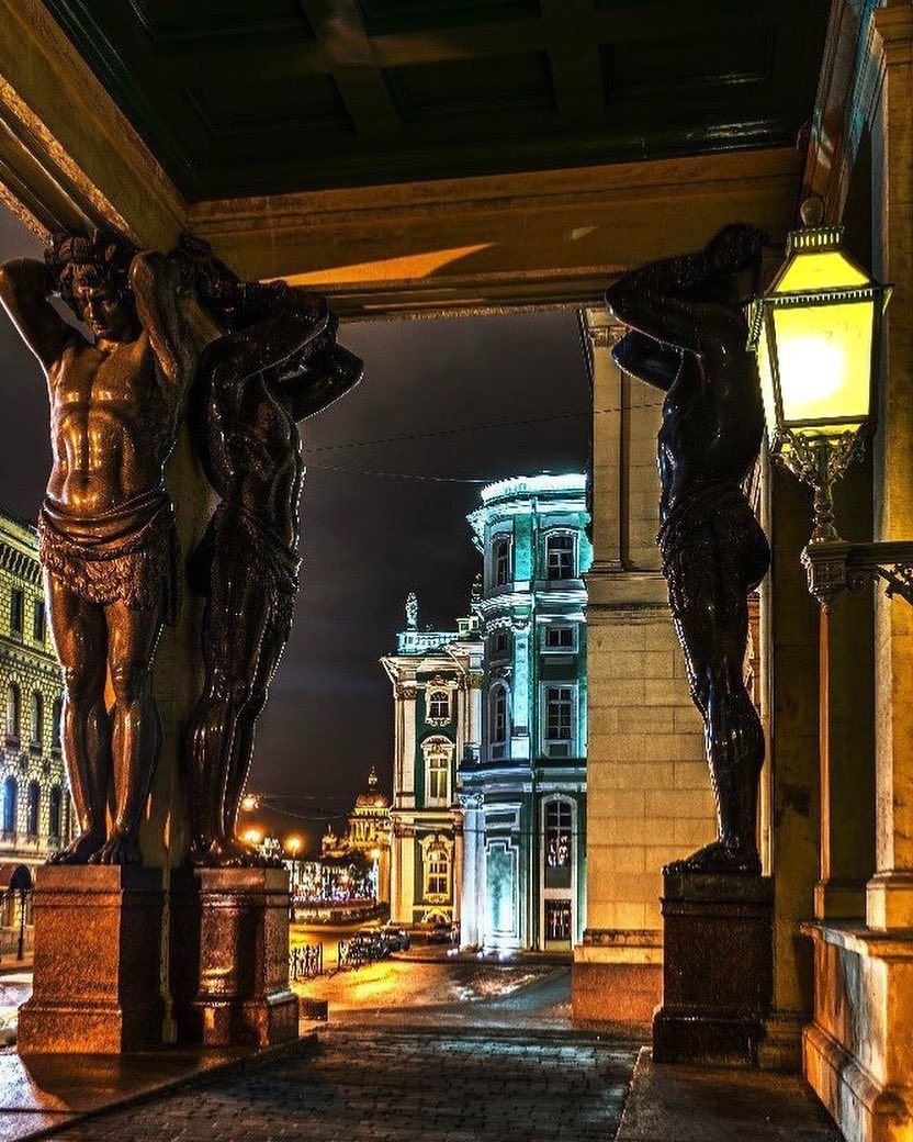 Атланты новый Эрмитаж в Санкт-Петербурге