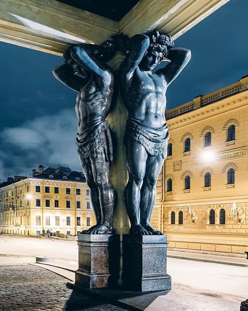 Атланты нового Эрмитажа в Санкт-Петербурге