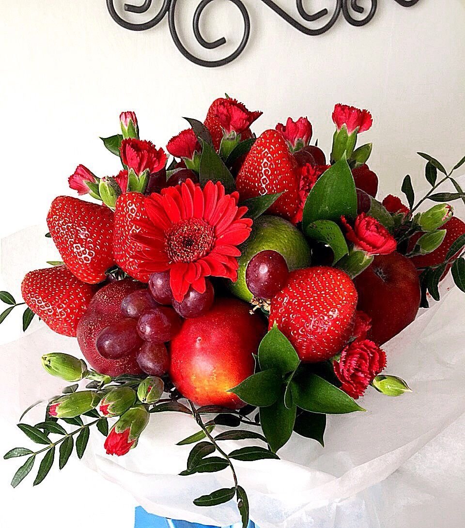 Букет из ягод и цветов