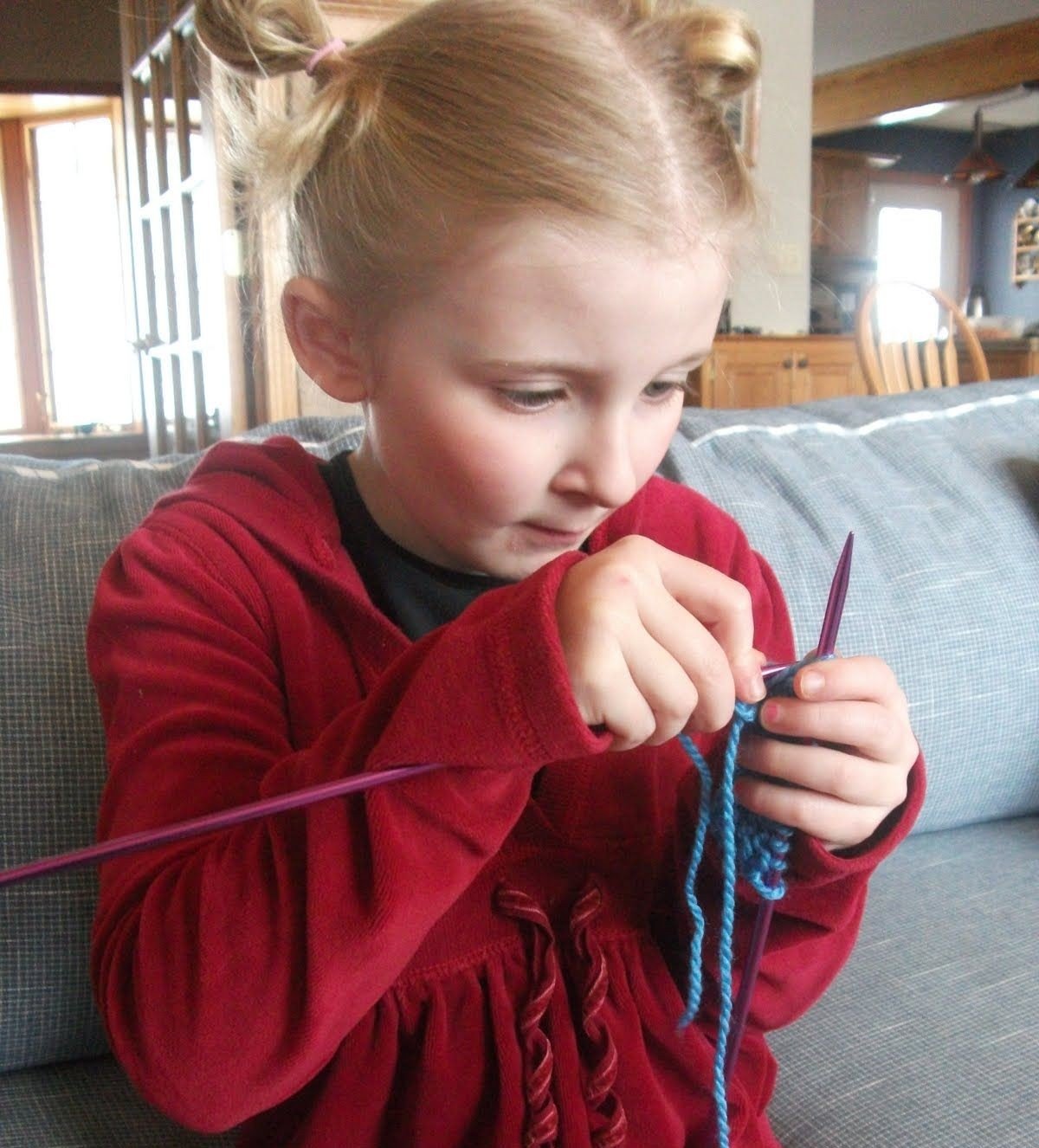 Девочка вяжет