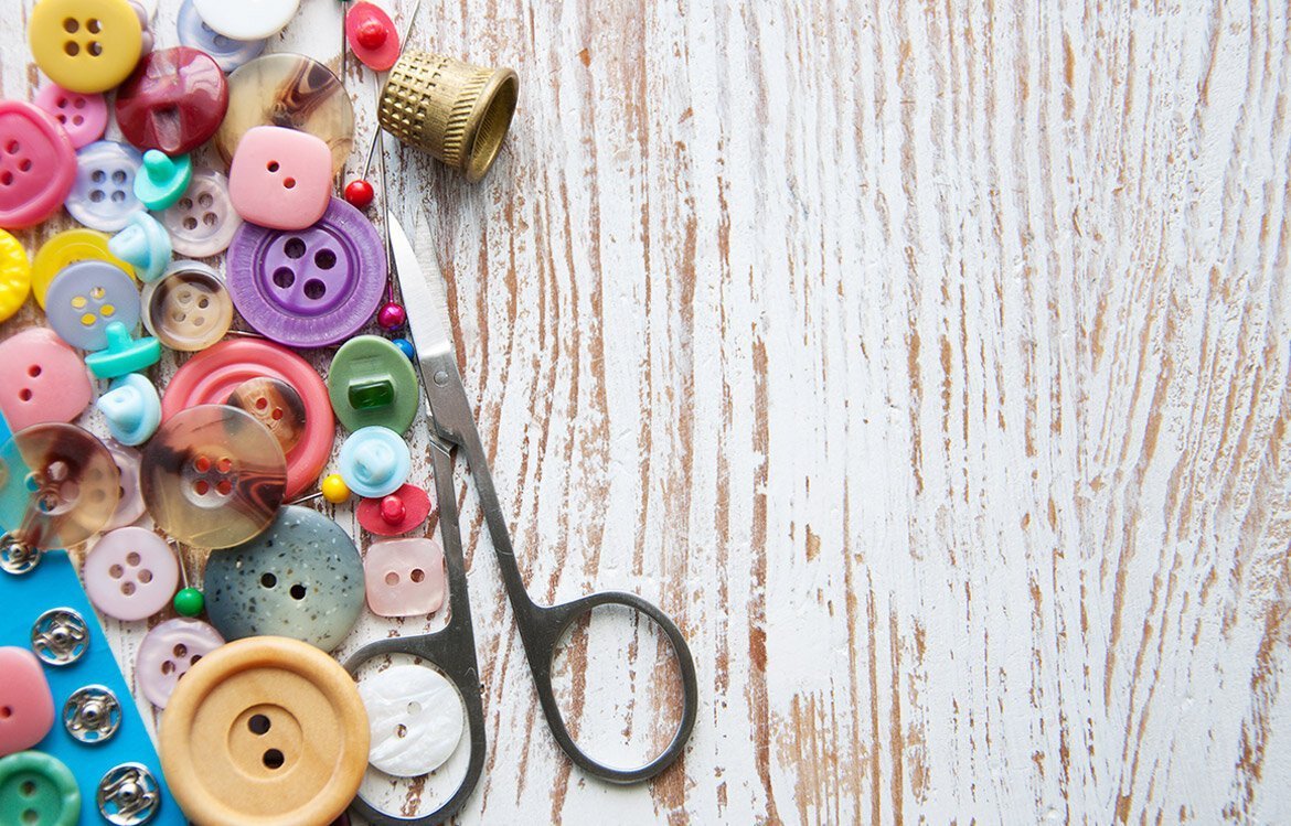 Пуговицы на деревянном фоне