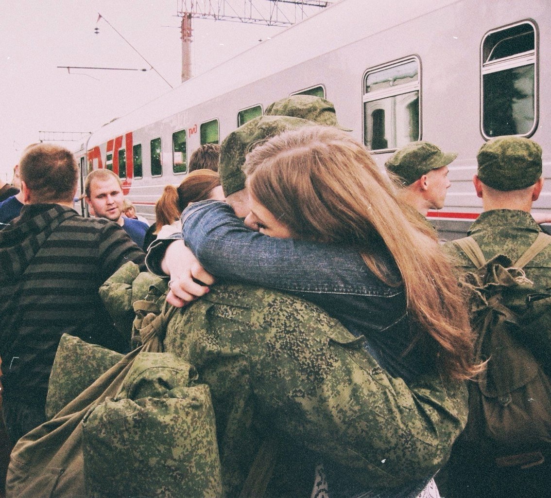Девушка встречает парня с армии