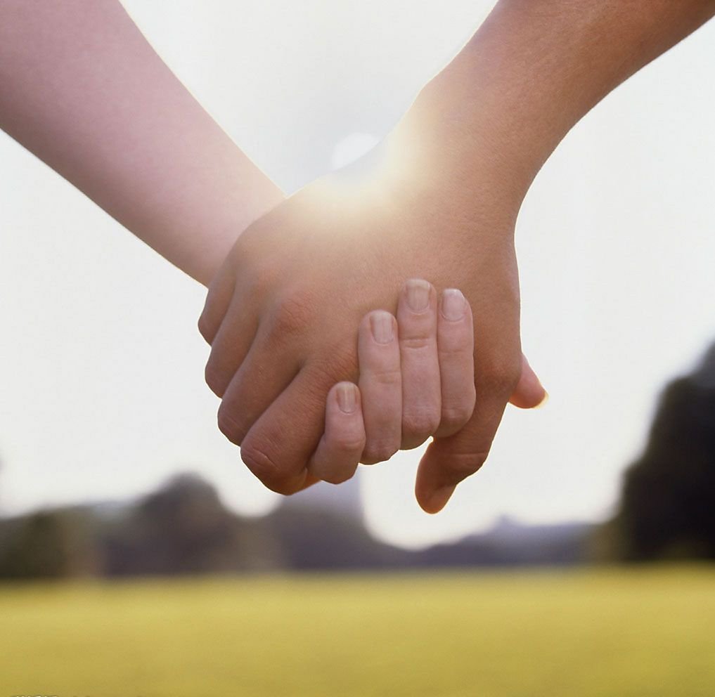 Держатся за руки