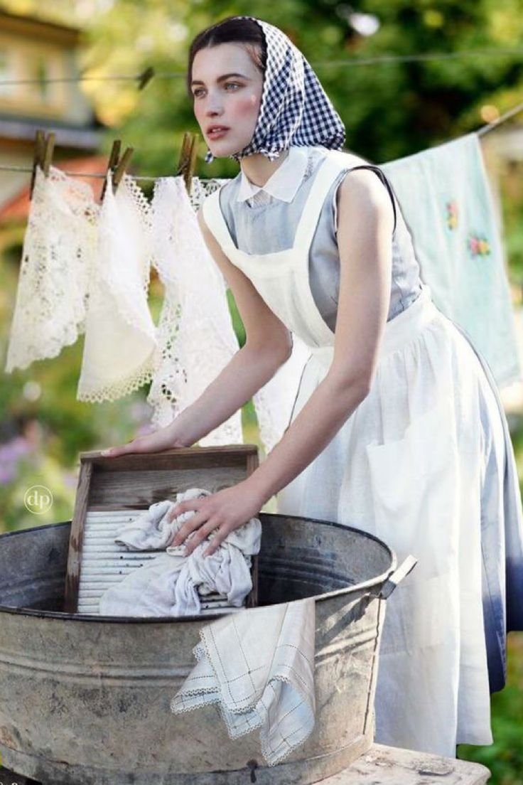 Женщина стирает