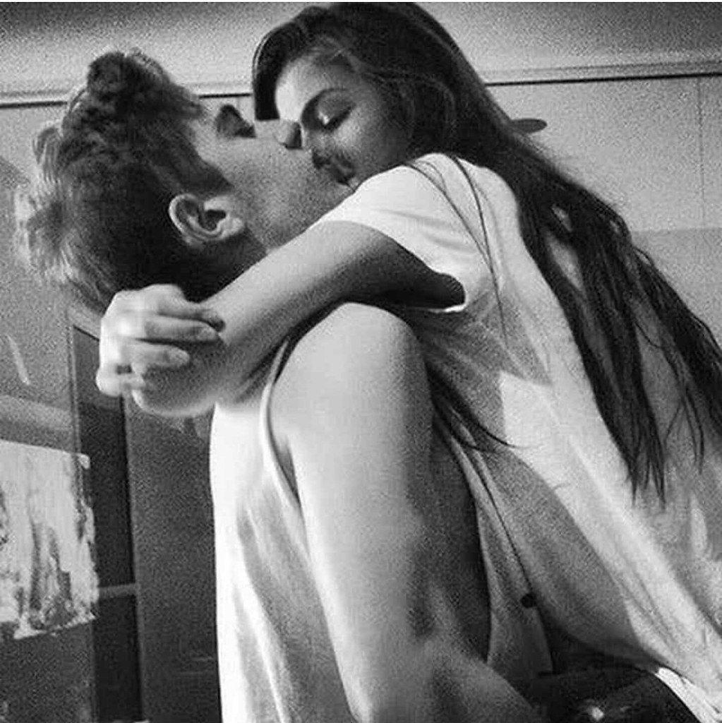 Девушка и парень мило