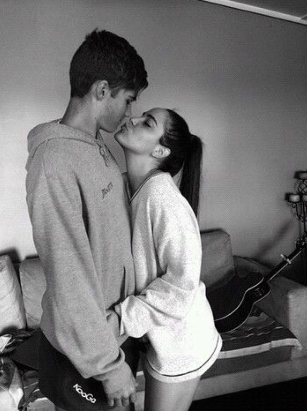 Милая парочка обнимается