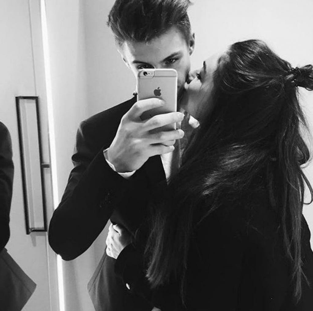 Парень с девушкой в зеркале