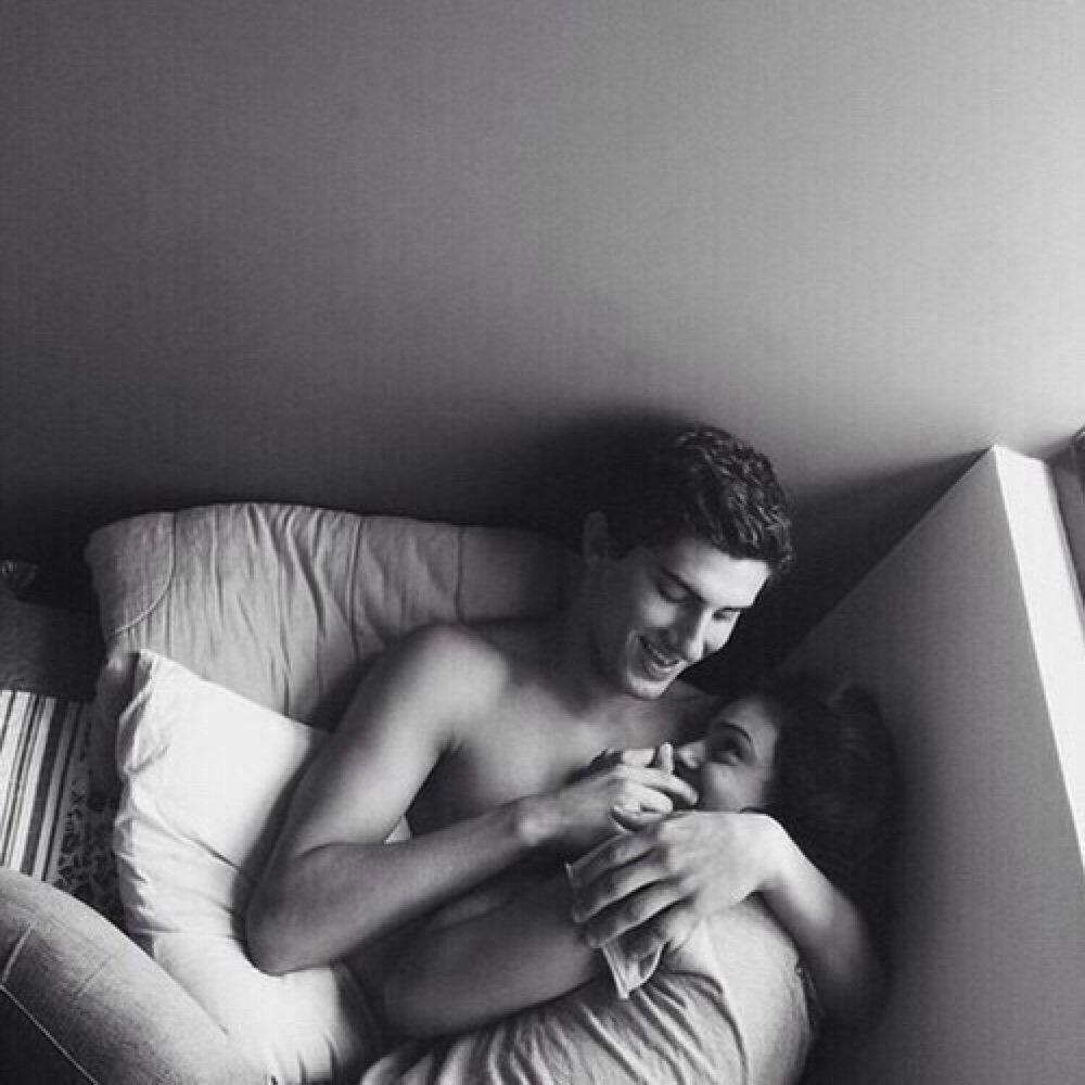 Парень с парнем в кровати