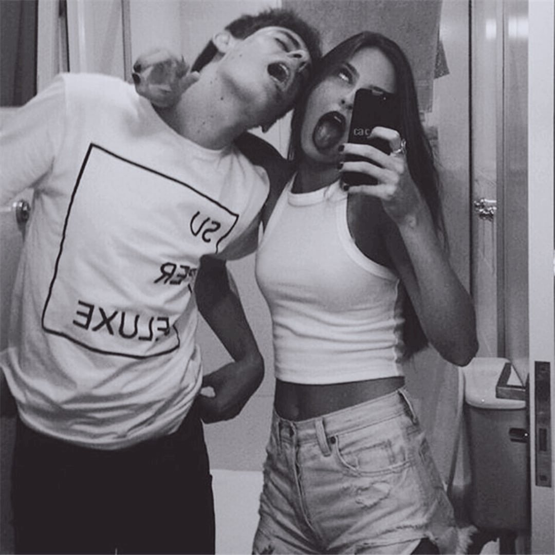 Селфи пары в зеркале