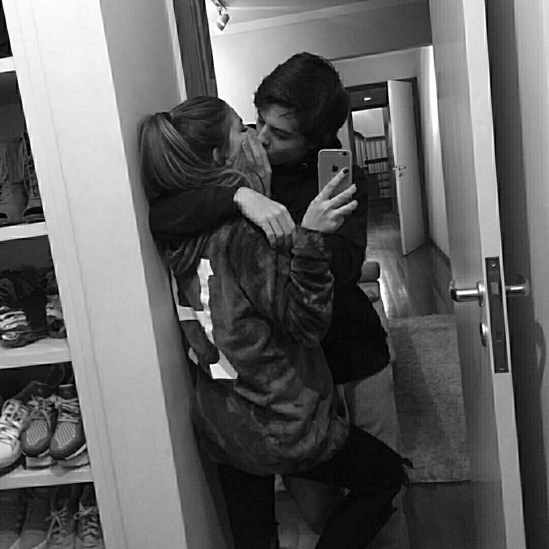 Парень с девушкой в примерочной