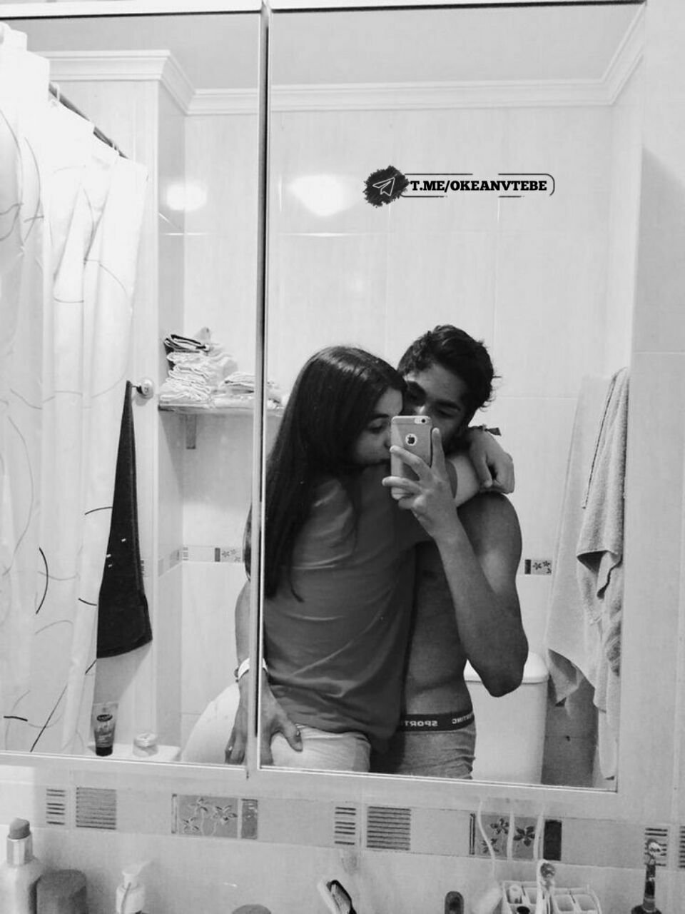 Парень с девушкой в зеркале