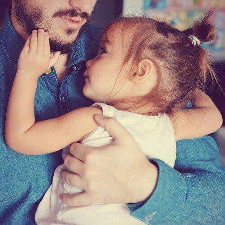 Маленькая девочка с папой