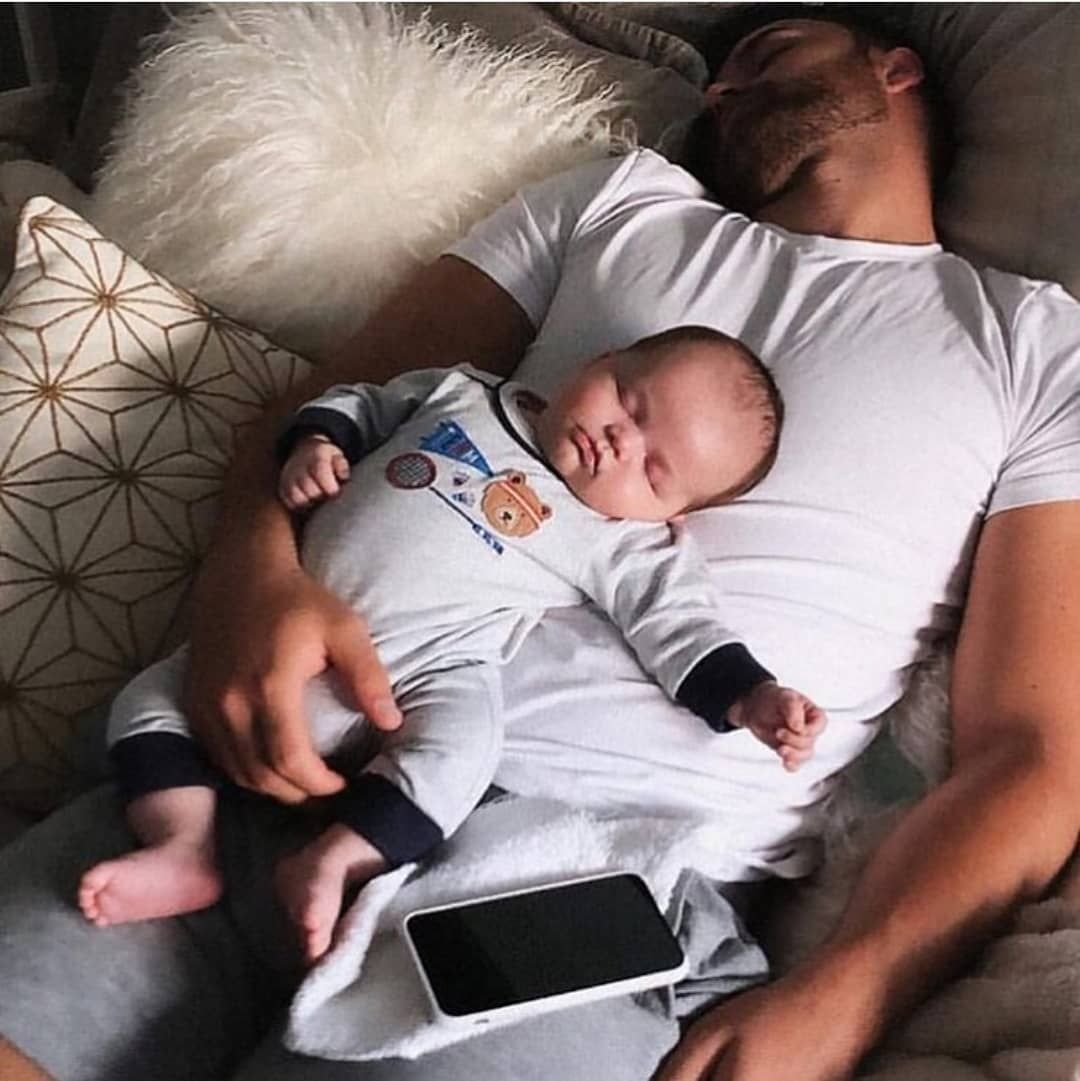 Младенец спит с папой