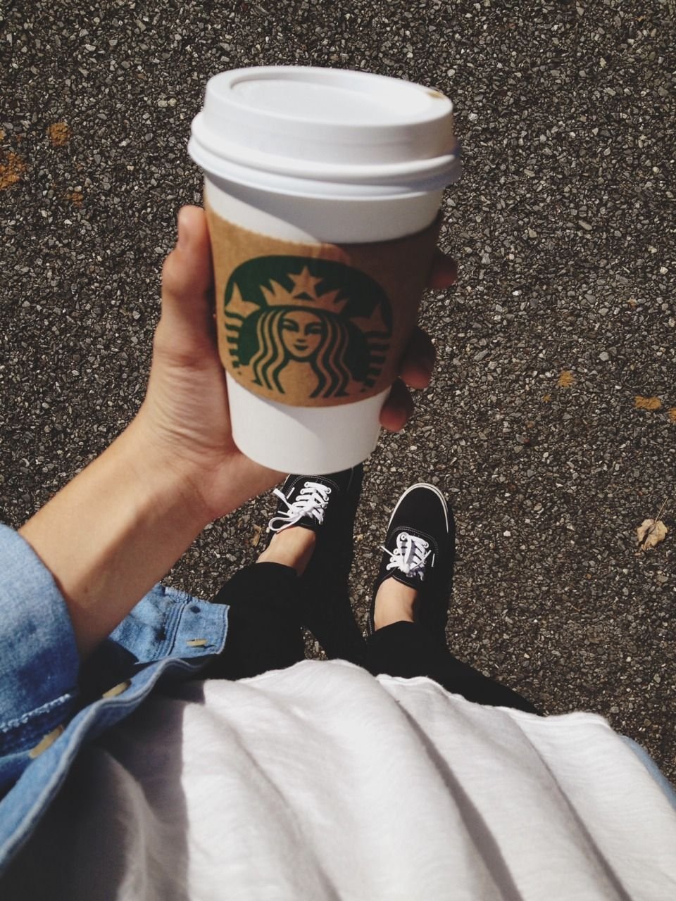 Стаканчик кофе в руке