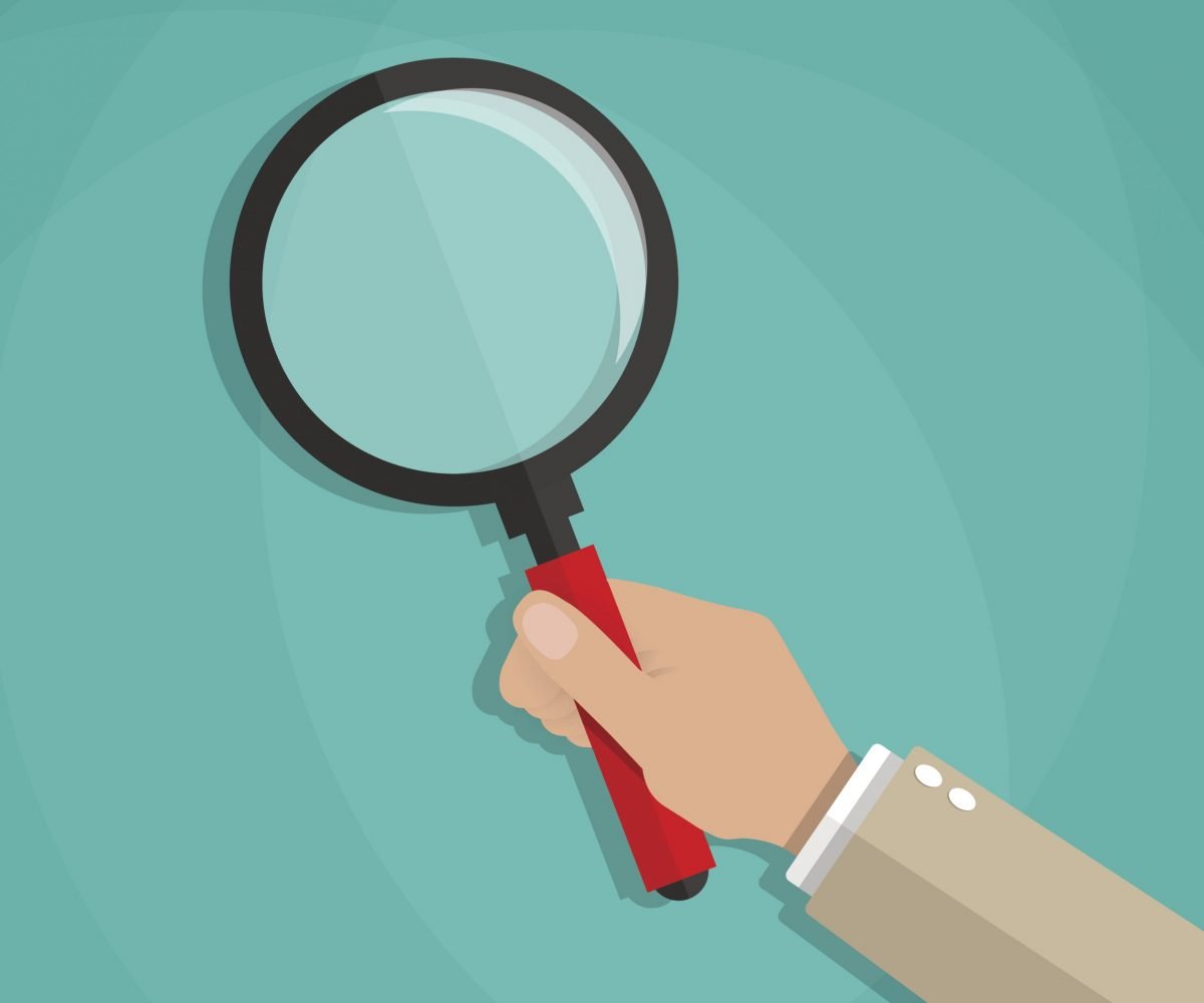 Лупа в руках человека