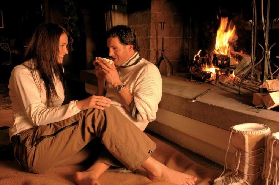 Девушка у камина в пледе