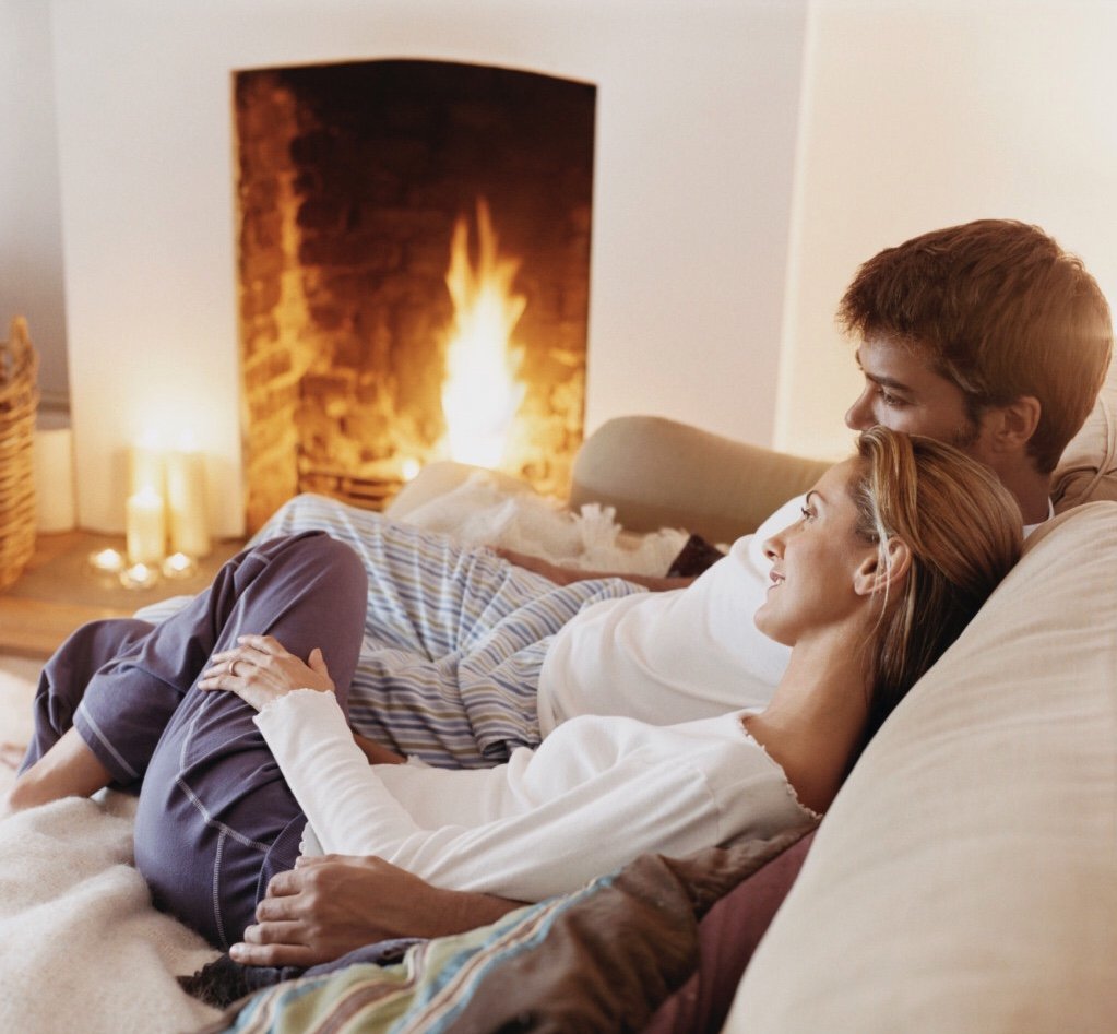 Влюбленные пары у камина