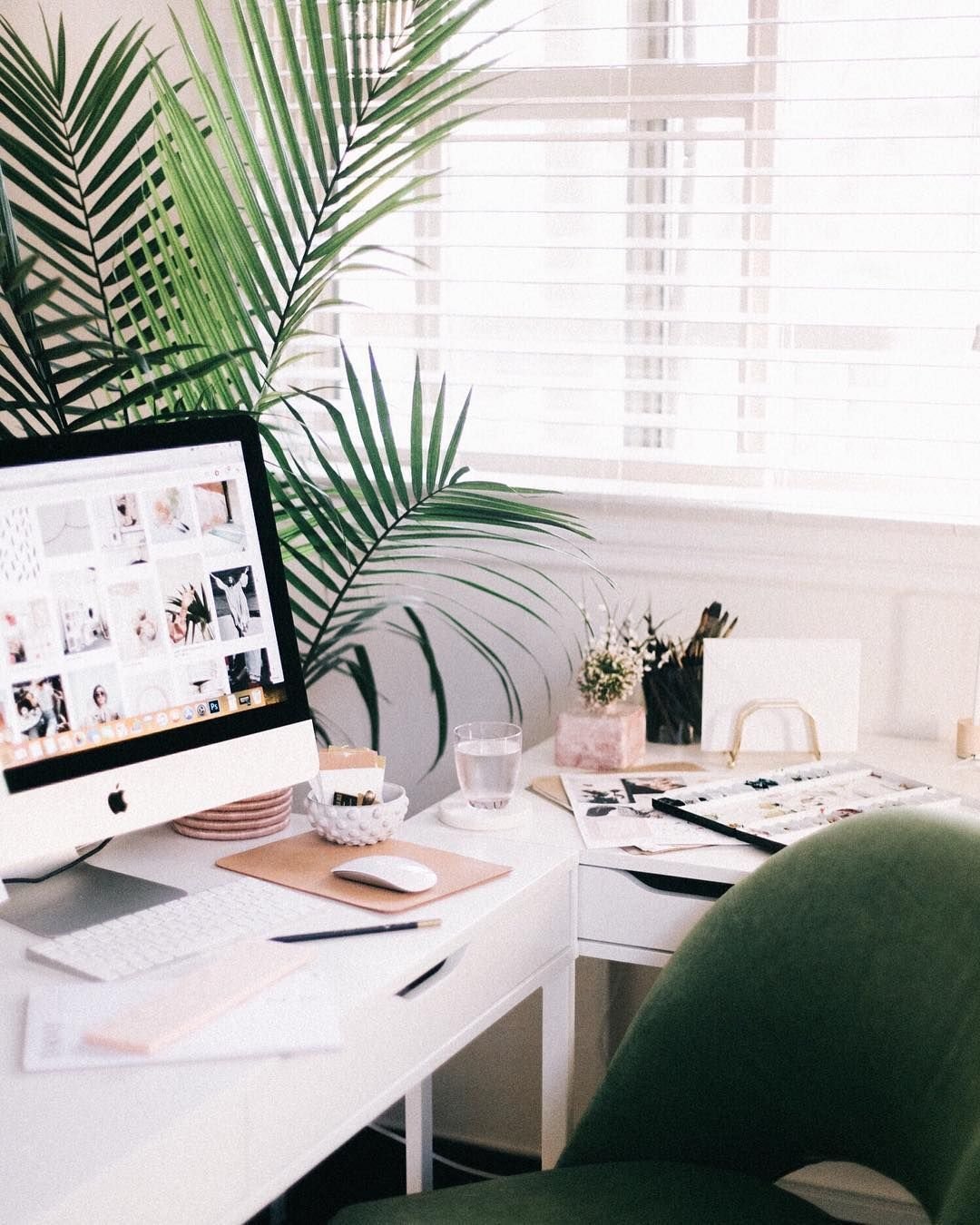 Красивое рабочее место в офисе