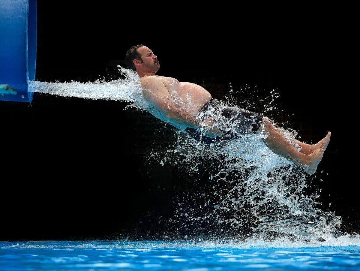 Обезьяна пьет воду