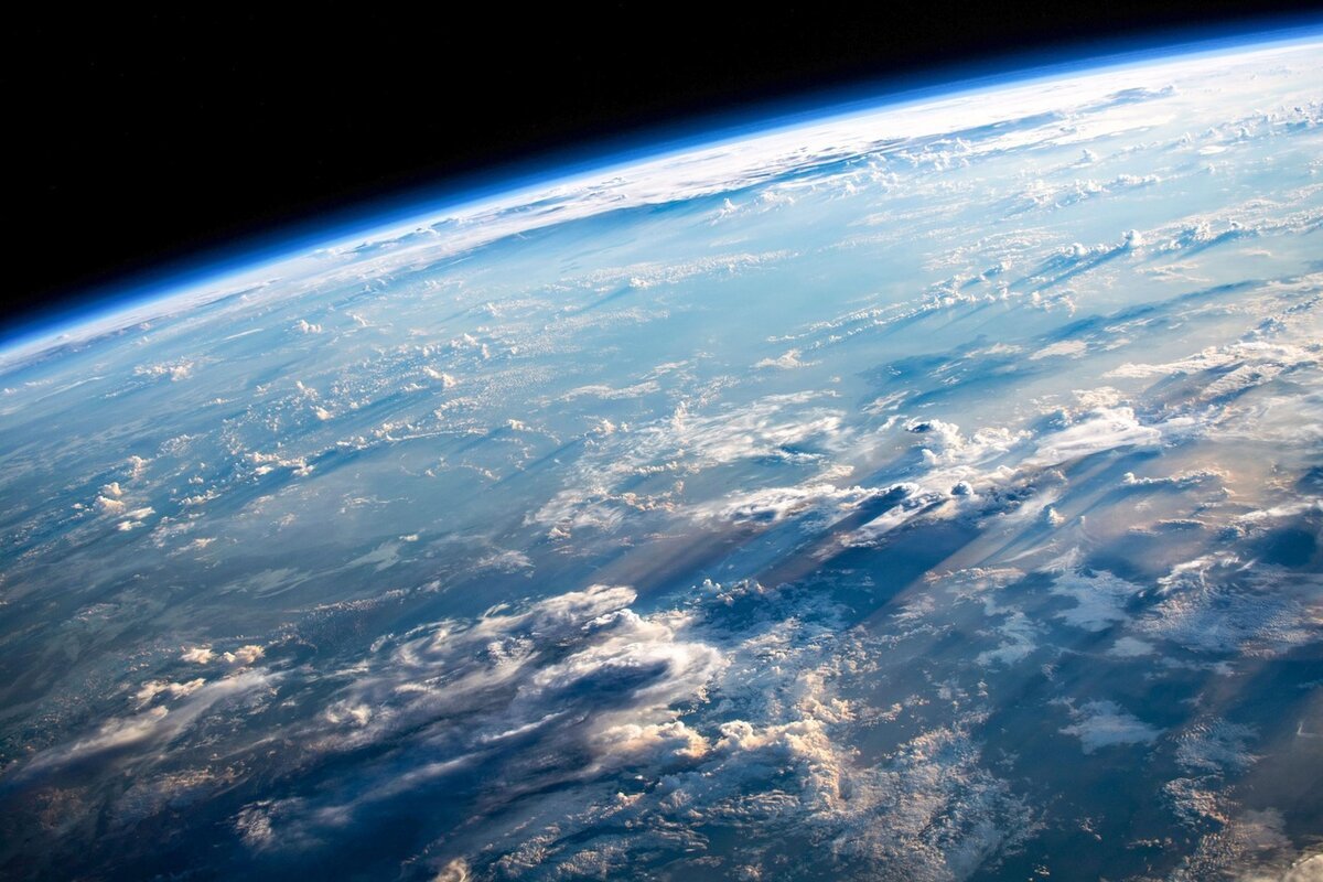 Воздушный слой который окружает нашу планету