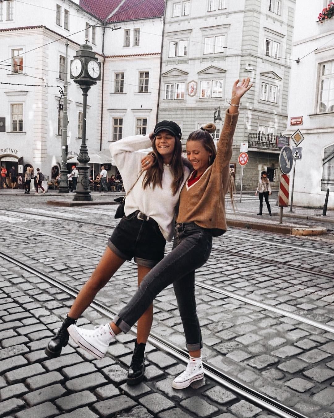 Фотосессия подруг на улице